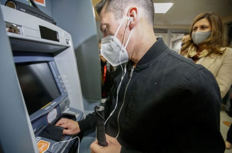 Cómo puedo pedir una Tarjeta Cuenta RUT en Chile fácilmente 11 persona usando cajero automatico chile