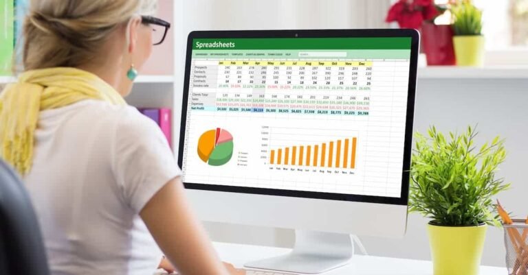 Cómo Utilizar La Función SI En Excel Para Tomar Decisiones 2 persona usando computadora con hoja excel abierta