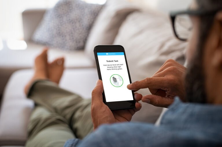 persona utilizando telefono movil y rut