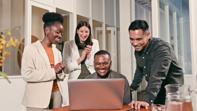 Cómo Promover La Inclusión Laboral De Personas Con Discapacidad 6 personas diversas colaborando en oficina moderna