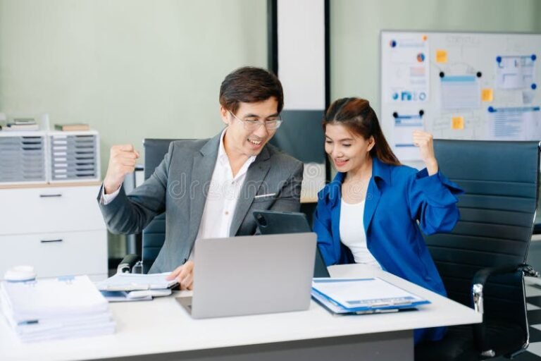 Cuáles Son Las Carreras Mejor Pagadas Según El Último Ranking 2 personas exitosas trabajando en oficina moderna