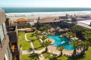 playa la serena con cabanas frente al mar