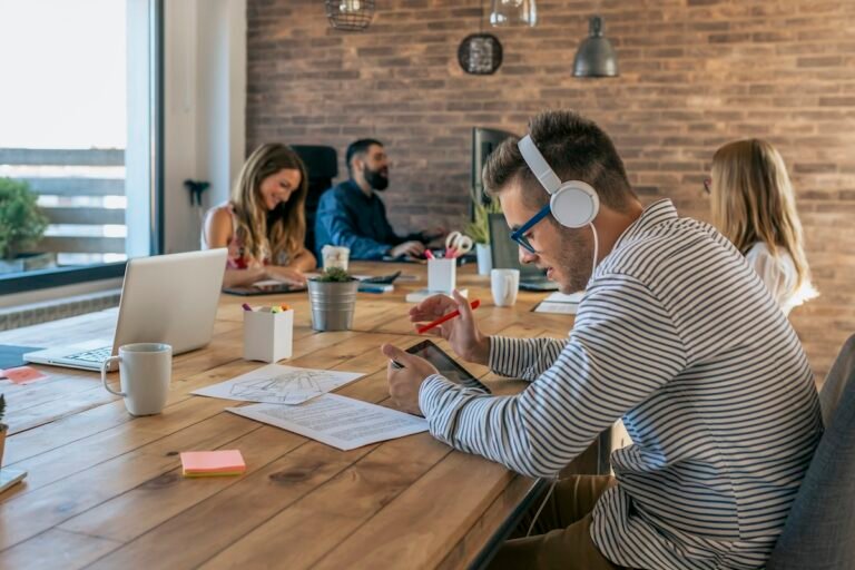 Cómo Mejorar Mi Futuro Laboral con Empleabilidad en Chile 11 profesional chileno en oficina moderna trabajando