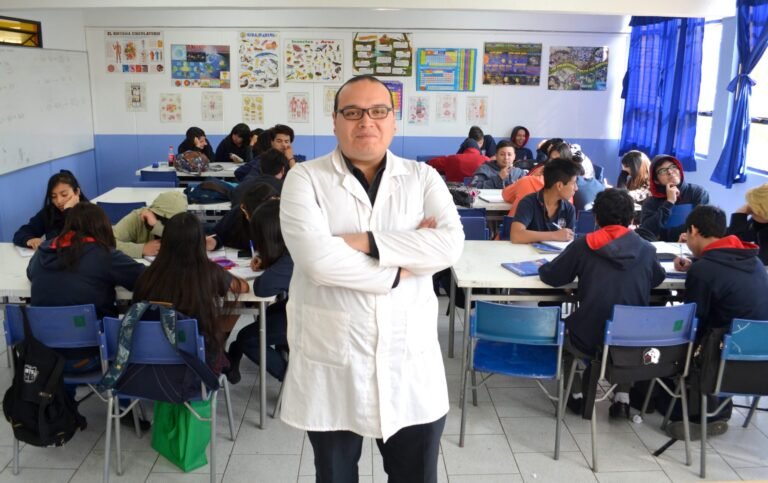 Cómo Encontrar Trabajo Como Profesor de Biología en Chile 16 profesor de biologia ensenando en aula chilena