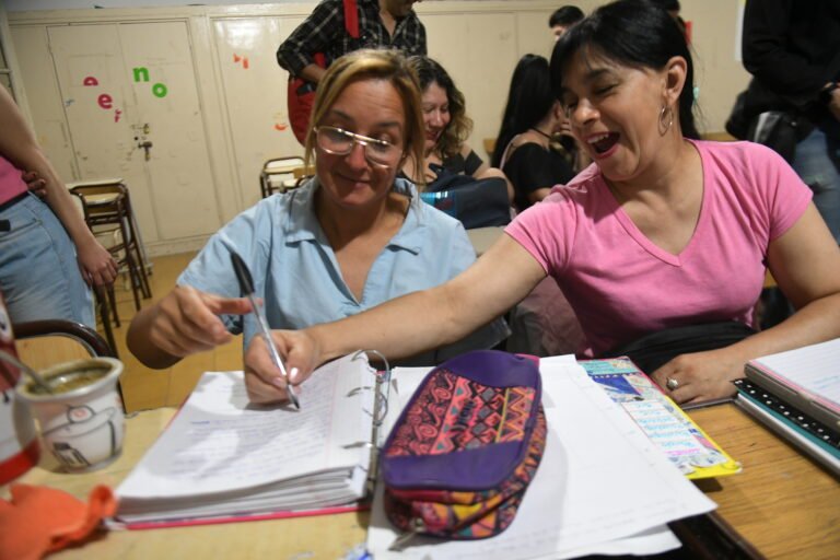 Dónde Se Necesita Profesor Para Colegio Nocturno En Chile 26 profesor ensenando a estudiantes adultos nocturnos