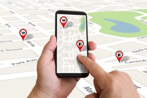 smartphone con mapa y senal gps