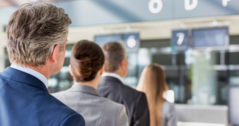 sucursal bancaria atendiendo cliente chile