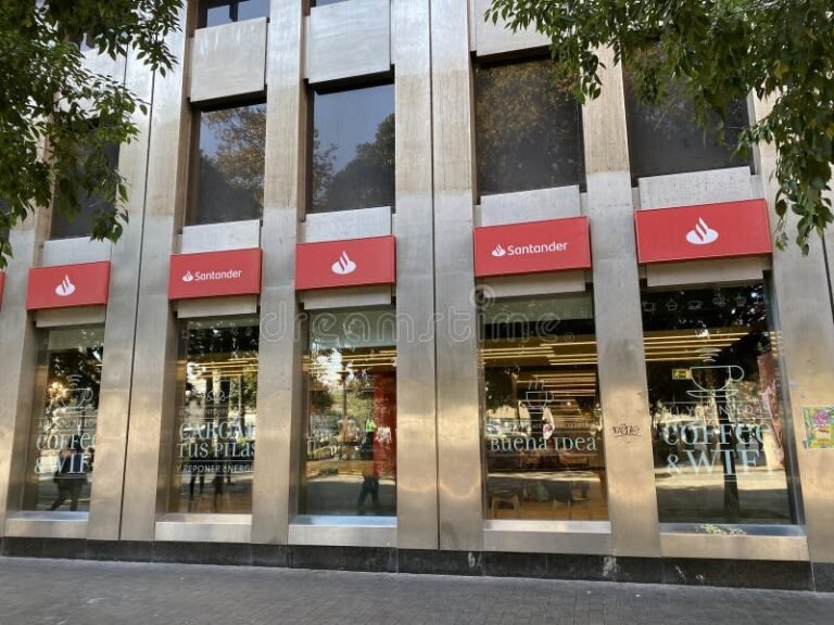 Cómo Consultar el Vale Vista en Banco Santander en Chile 2 sucursal banco santander chile fachada moderna