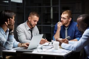 trabajadores chilenos en oficina alemana moderna