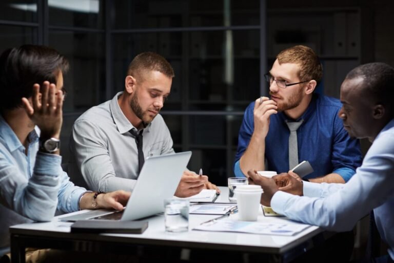 Cómo Pueden Trabajar Los Chilenos En Alemania Requisitos y Más 2 trabajadores chilenos en oficina alemana moderna